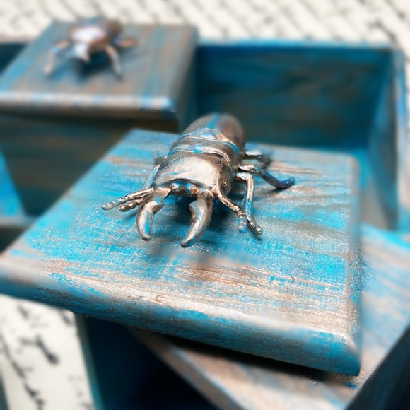 Turquoise & Gilded Beatles Three Box Shelf - Picture 4 of 6